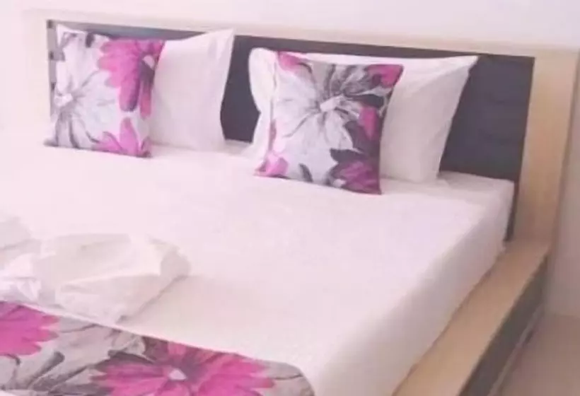 בית מלון כפרי Phet Cha Am Plaza & Resort