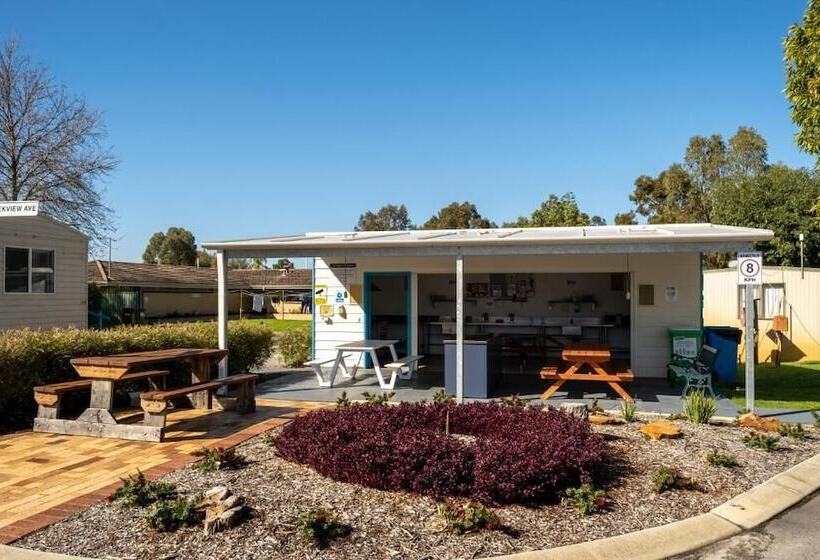 בית מלון כפרי Big4 Perth Midland Tourist Park