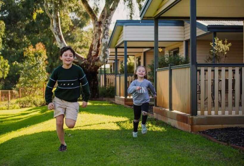 בית מלון כפרי Big4 Perth Midland Tourist Park