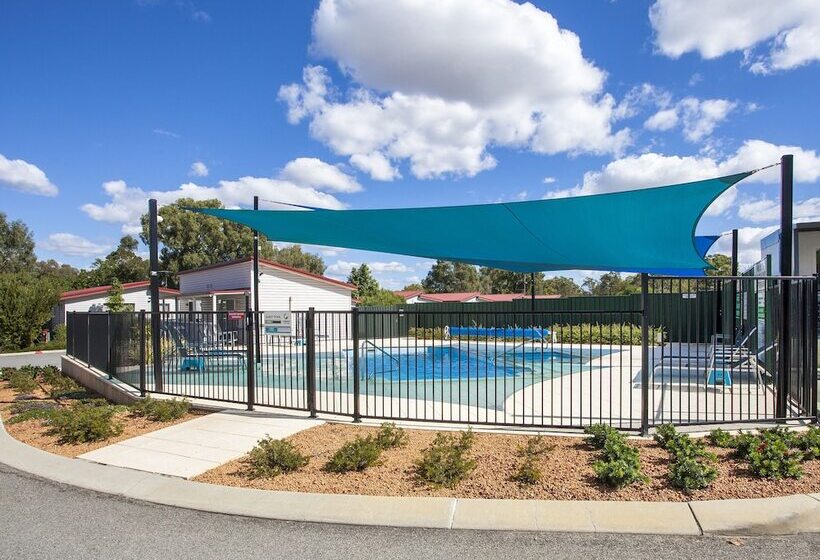 בית מלון כפרי Big4 Perth Midland Tourist Park