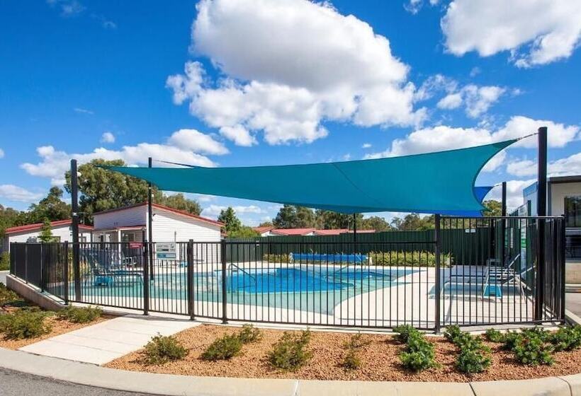 בית מלון כפרי Big4 Perth Midland Tourist Park