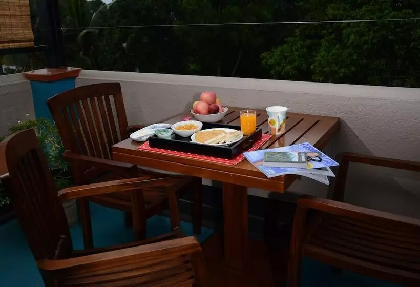 تختخواب و صبحانه Monsoon Suites