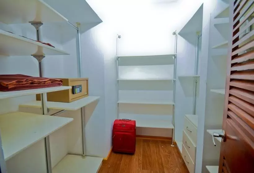 تختخواب و صبحانه Monsoon Suites