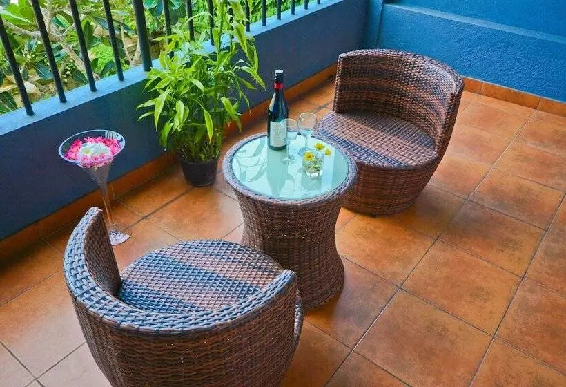 تختخواب و صبحانه Monsoon Suites