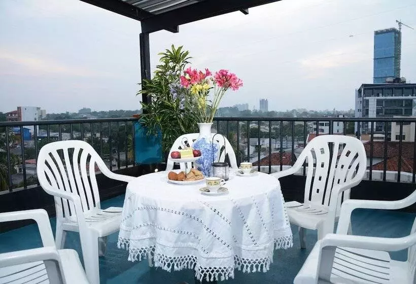 تختخواب و صبحانه Monsoon Suites