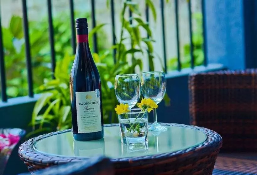 تختخواب و صبحانه Monsoon Suites