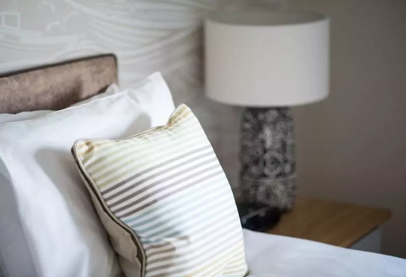 پانسیون Freshwater Bay House