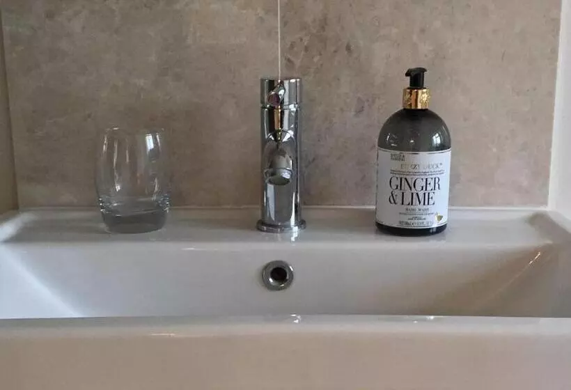 Пансион Slades Farm