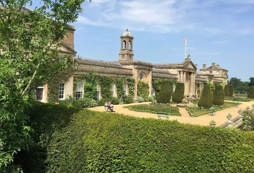 פנסיון Whitley Coach House