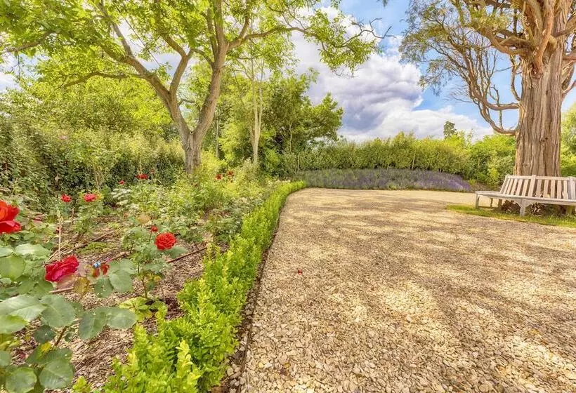 פנסיון Whitley Coach House