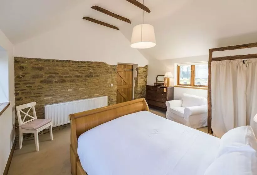 פנסיון Whitley Coach House