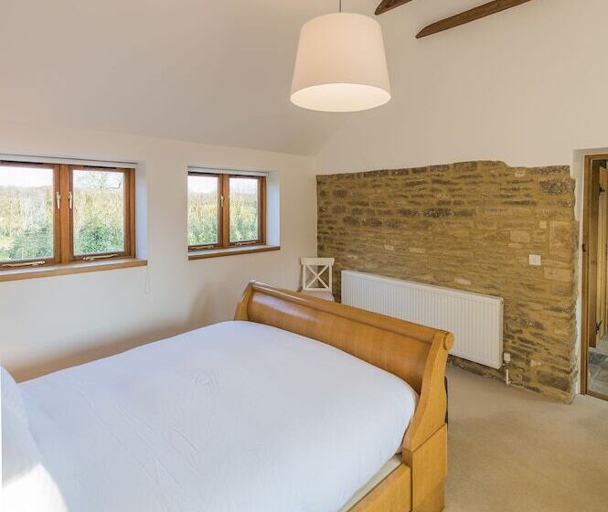 بنسيون Whitley Coach House