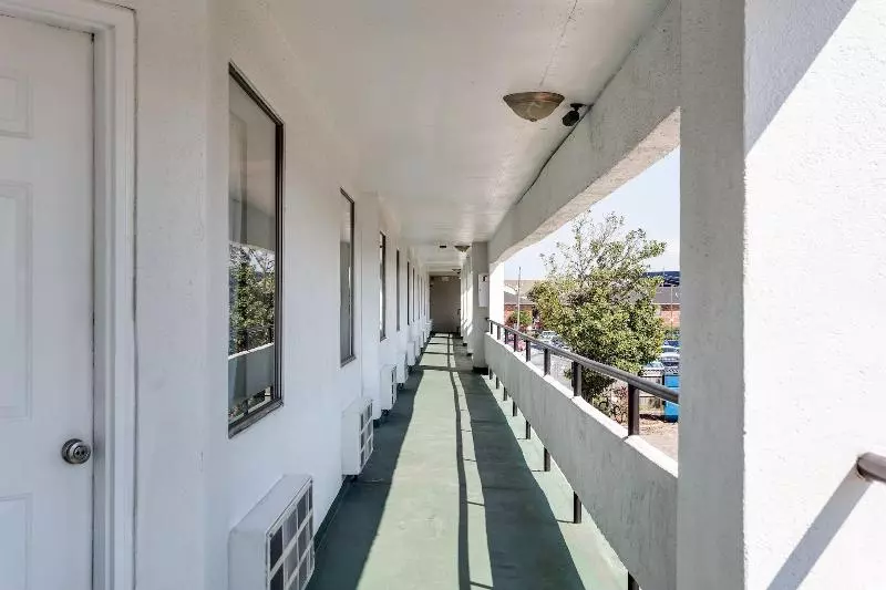 汽车旅馆  Contempra Inn