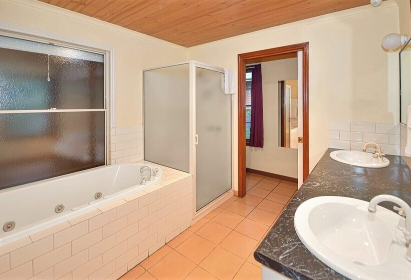 Отель Heatherlie Cottages Halls Gap