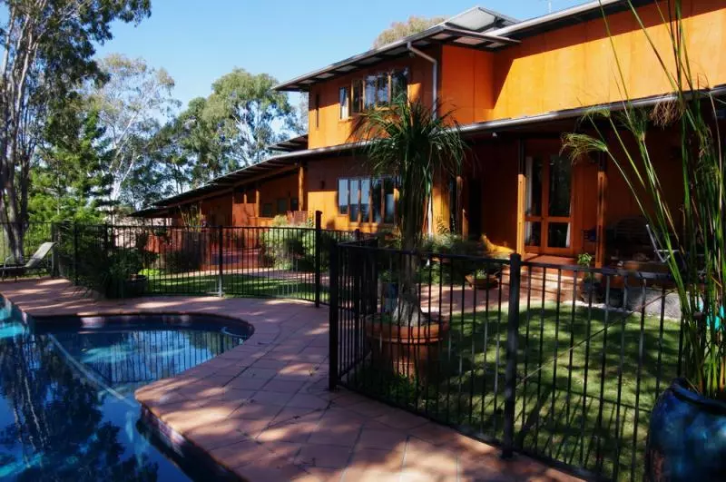 Отель Leatherwood Lodge