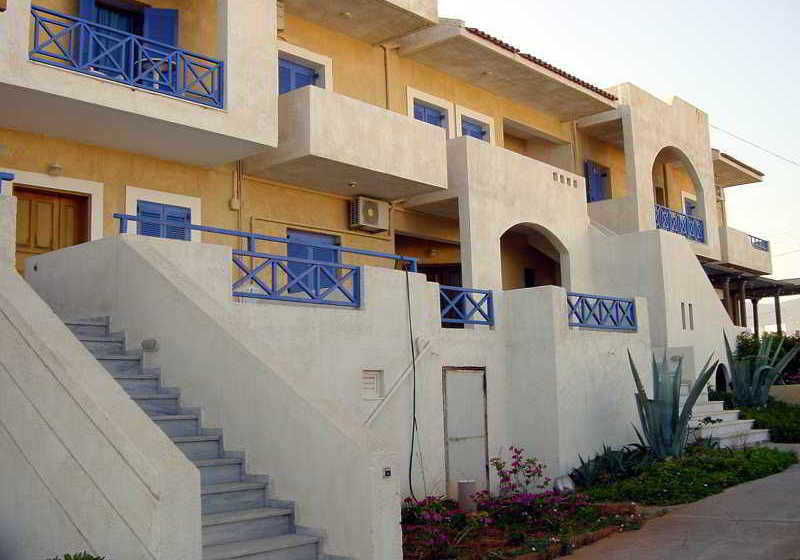 בית מלון כפרי Mikes Beach Apartments & Studios