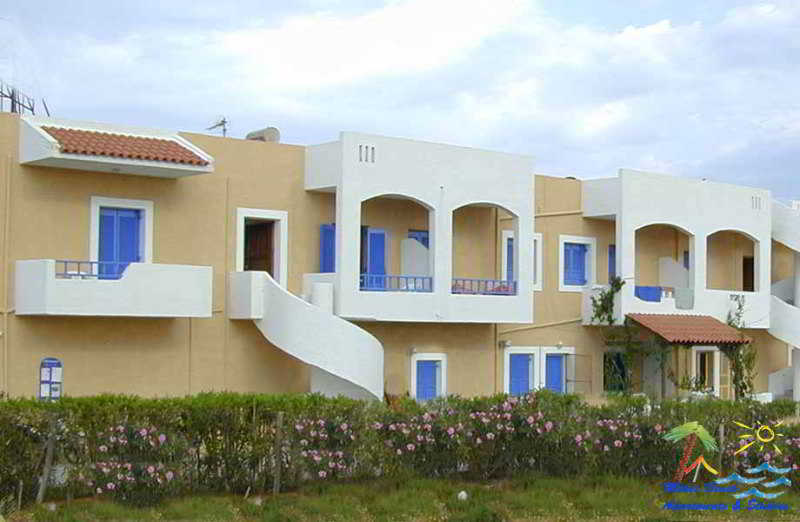בית מלון כפרי Mikes Beach Apartments & Studios