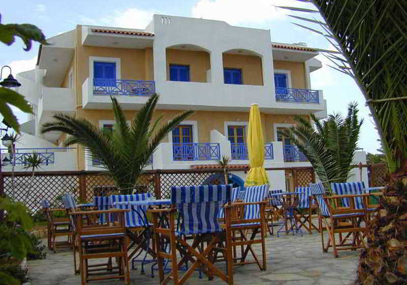בית מלון כפרי Mikes Beach Apartments & Studios