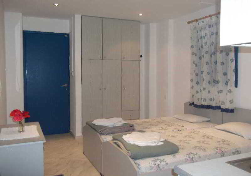 בית מלון כפרי Mikes Beach Apartments & Studios