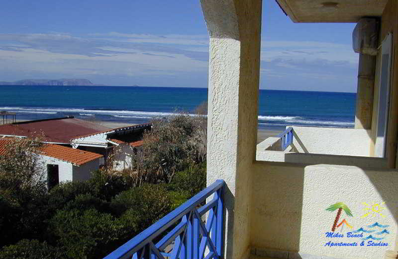 בית מלון כפרי Mikes Beach Apartments & Studios