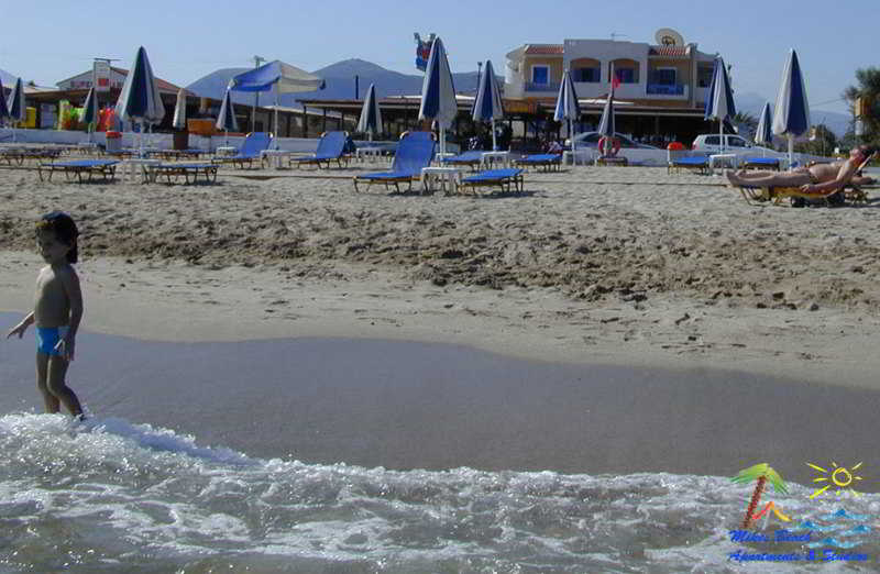 בית מלון כפרי Mikes Beach Apartments & Studios