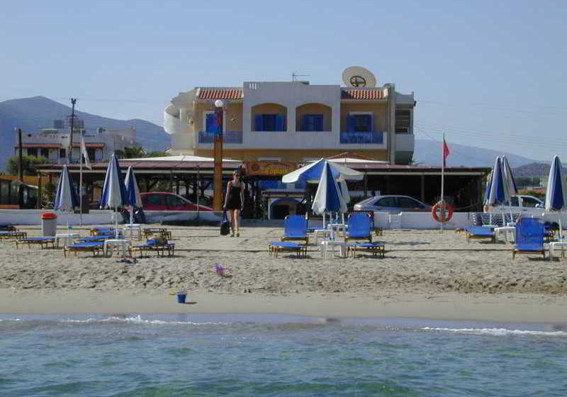 בית מלון כפרי Mikes Beach Apartments & Studios