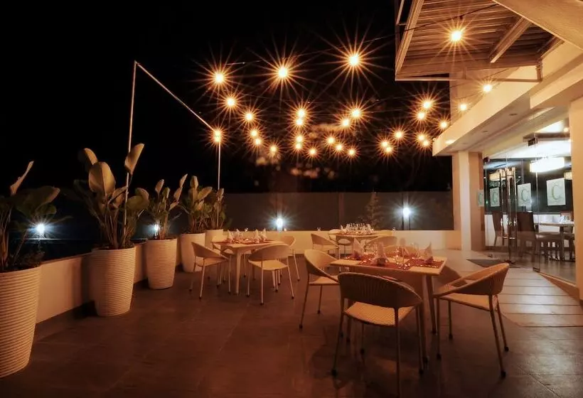 호텔 717 Cesar Place