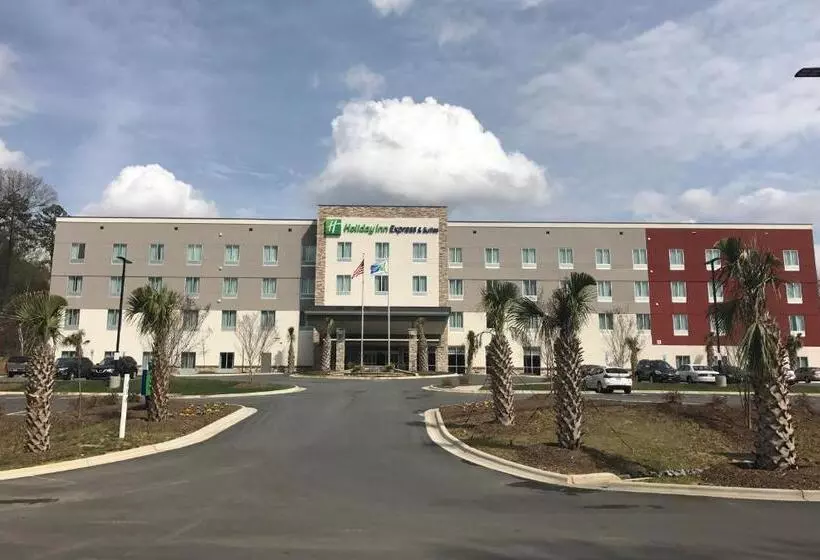 هتل Holiday Inn Express & Suites   Charlotte Airport, An Ihg