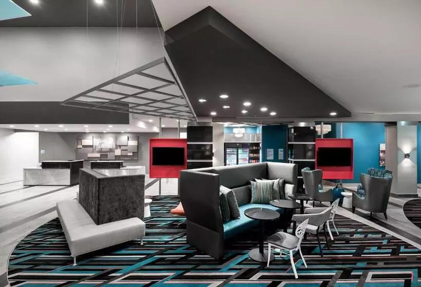 هتل Holiday Inn Express & Suites   Charlotte Airport, An Ihg