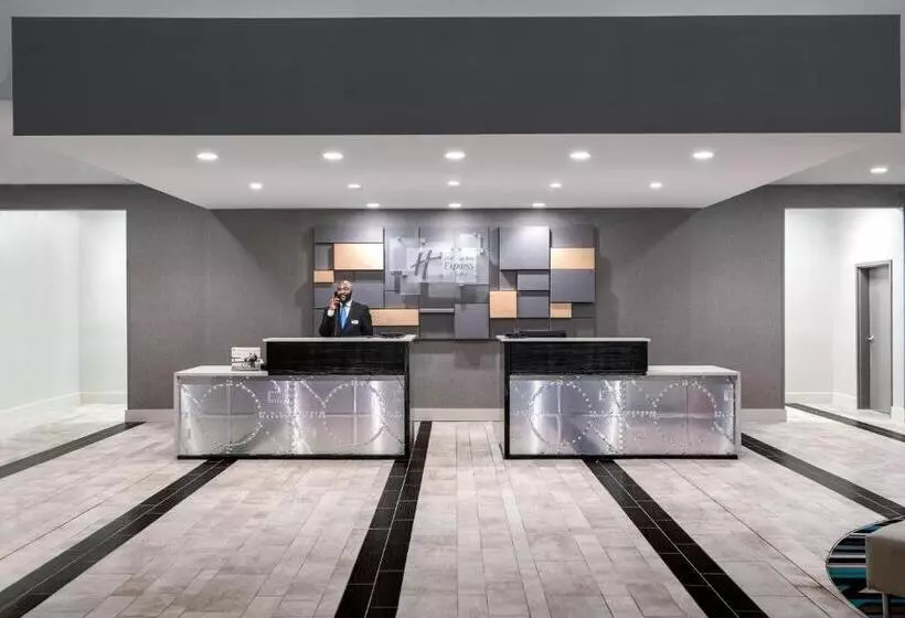 هتل Holiday Inn Express & Suites   Charlotte Airport, An Ihg