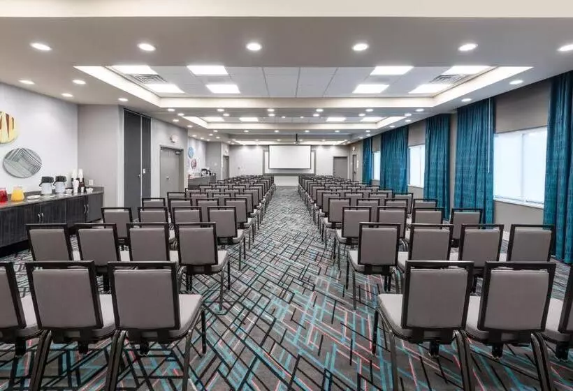 هتل Holiday Inn Express & Suites   Charlotte Airport, An Ihg