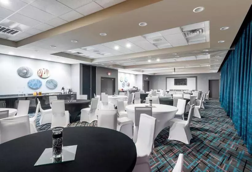 هتل Holiday Inn Express & Suites   Charlotte Airport, An Ihg