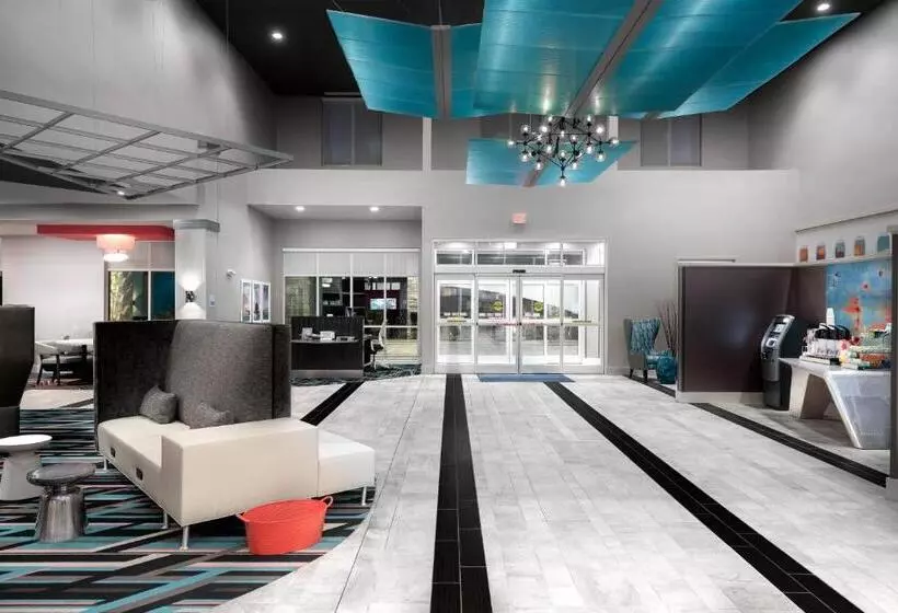 هتل Holiday Inn Express & Suites   Charlotte Airport, An Ihg