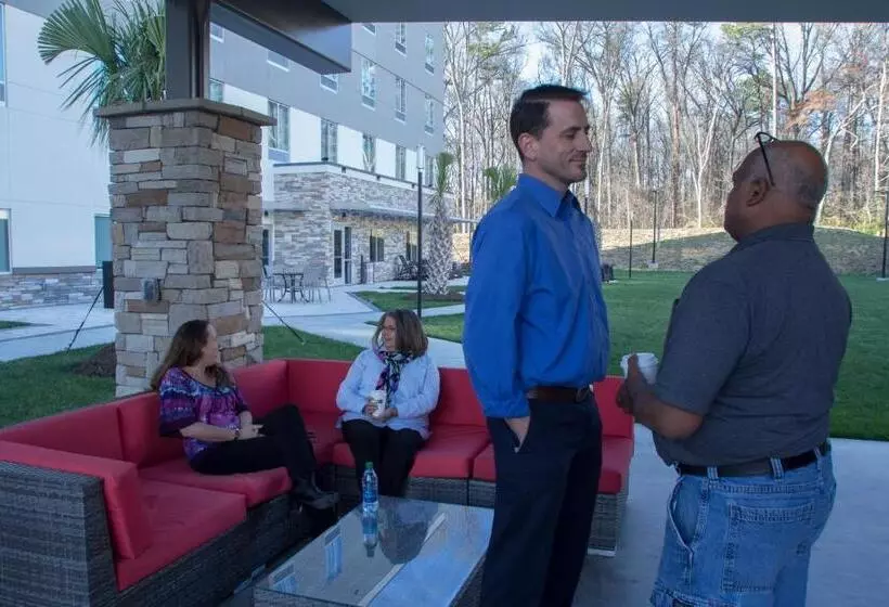 هتل Holiday Inn Express & Suites   Charlotte Airport, An Ihg