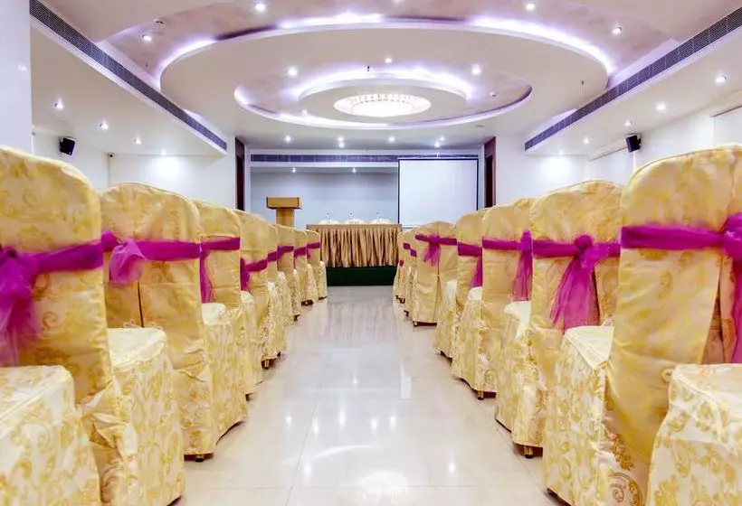 هتل Oyo Premium Diamond Park