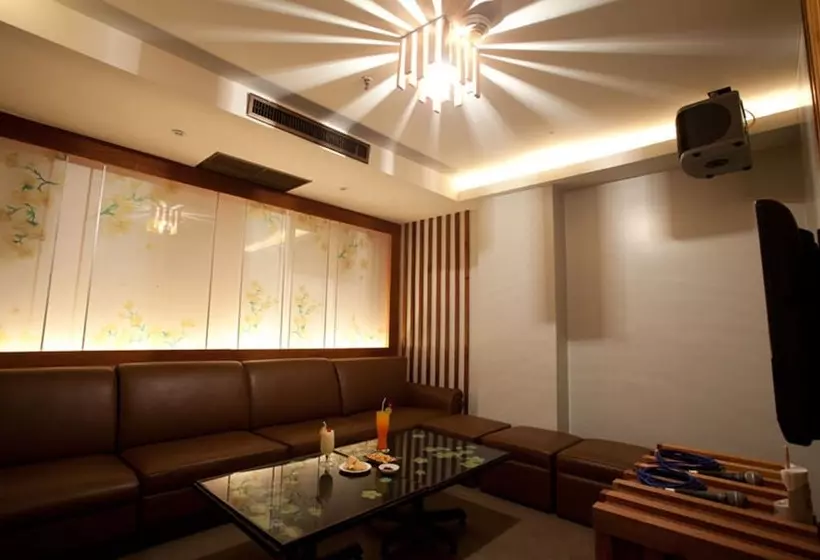 Отель Ploy Palace