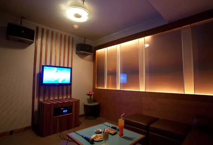 Отель Ploy Palace