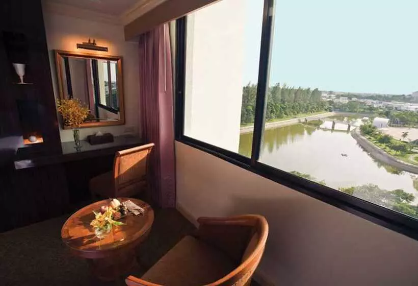 Отель Ploy Palace