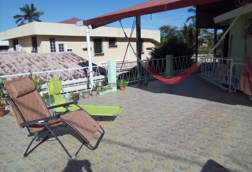 بنسيون The Red Hut Inn