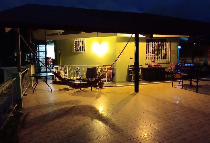 بنسيون The Red Hut Inn