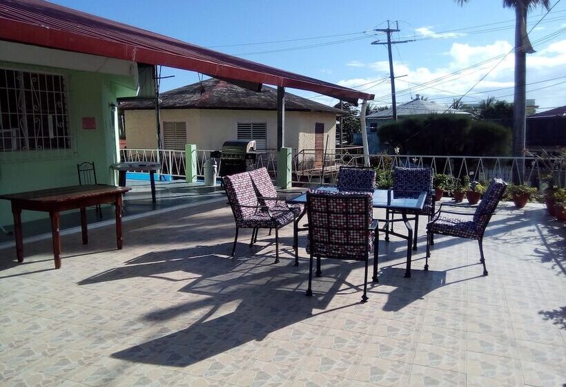 بنسيون The Red Hut Inn