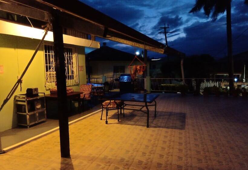 بنسيون The Red Hut Inn