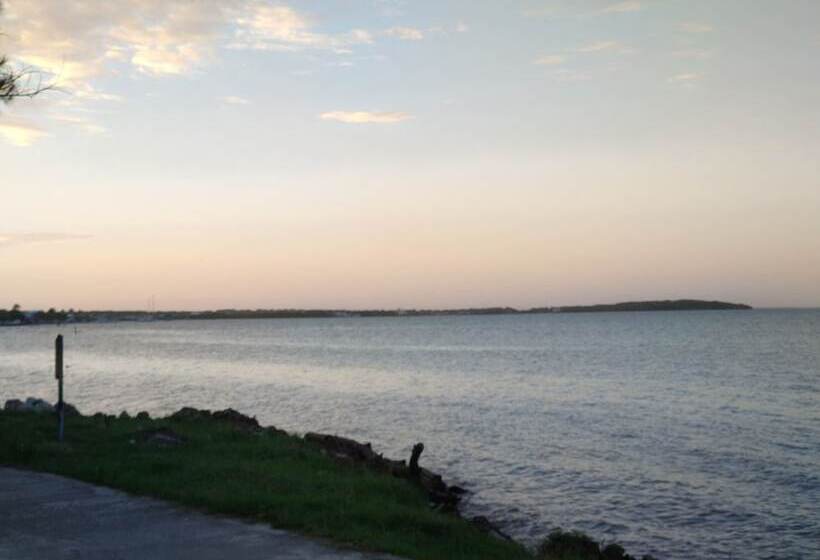 بنسيون The Red Hut Inn