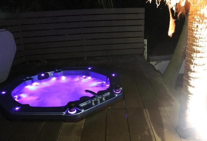 בית מלון כפרי Livemax Resort Setouchi Seafront