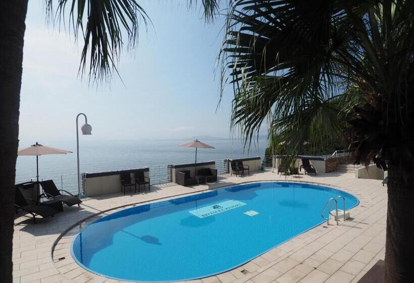 בית מלון כפרי Livemax Resort Setouchi Seafront