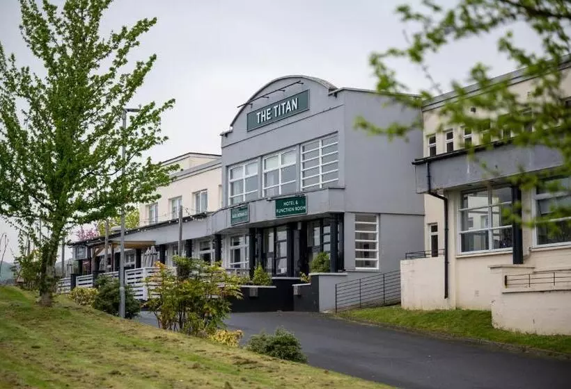 ホテル The Titan