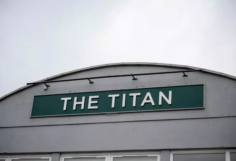 ホテル The Titan