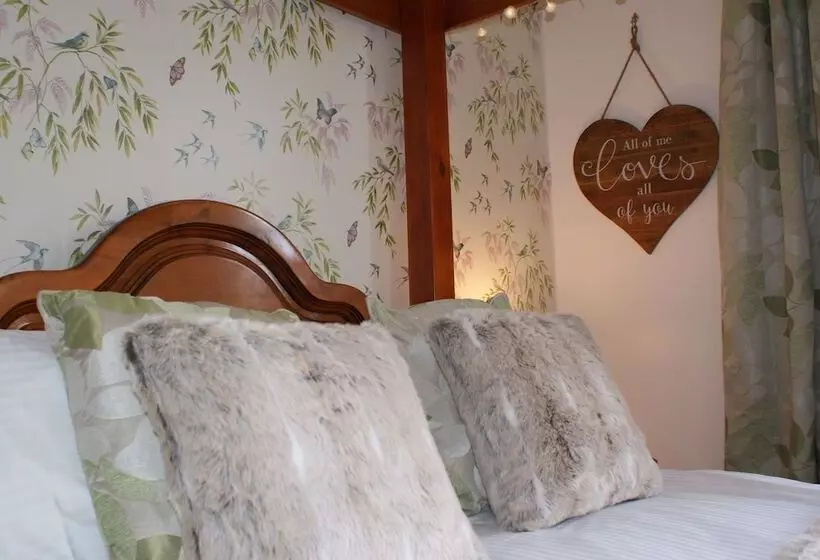 پانسیون The Coppice   Including Off Site Health Club