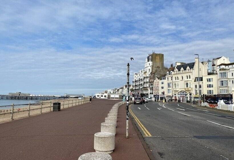 فندق Astral Lodge