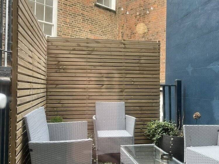 فندق Astral Lodge